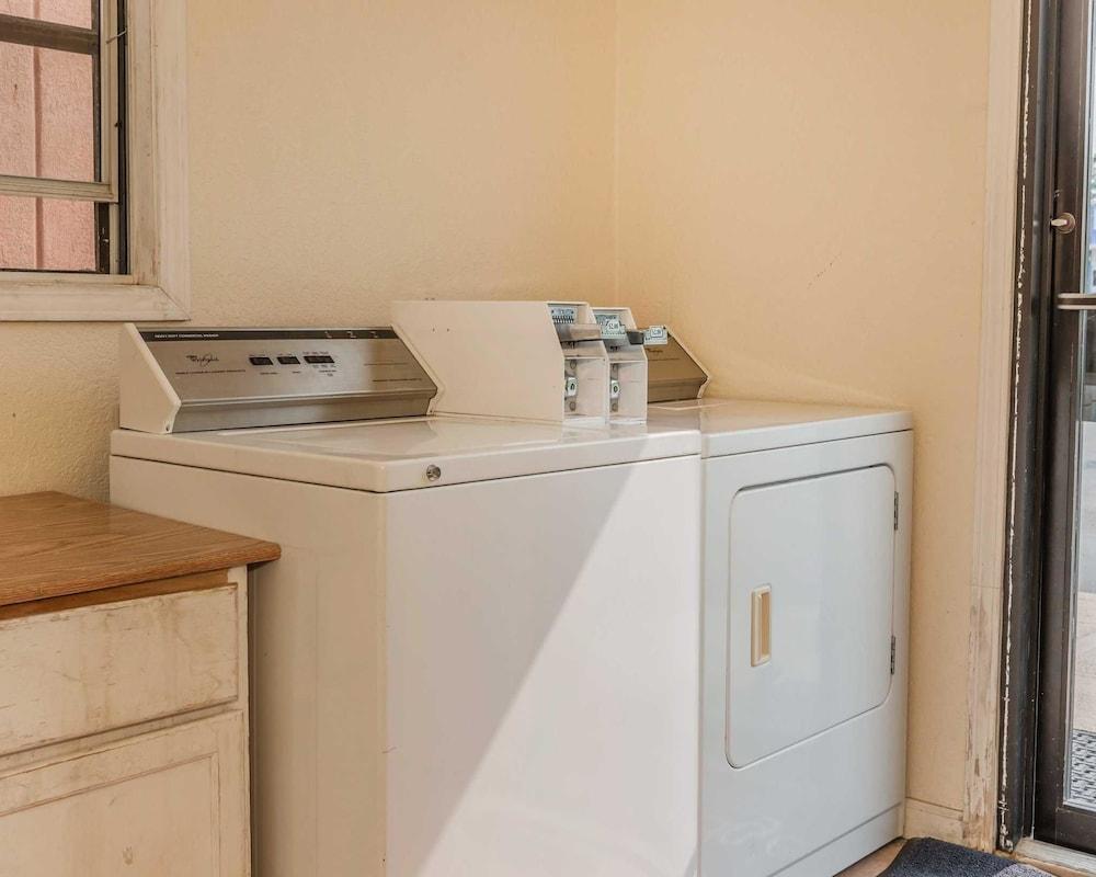 Econo Lodge Cloverdale Екстериор снимка