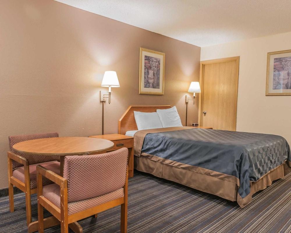 Econo Lodge Cloverdale Екстериор снимка