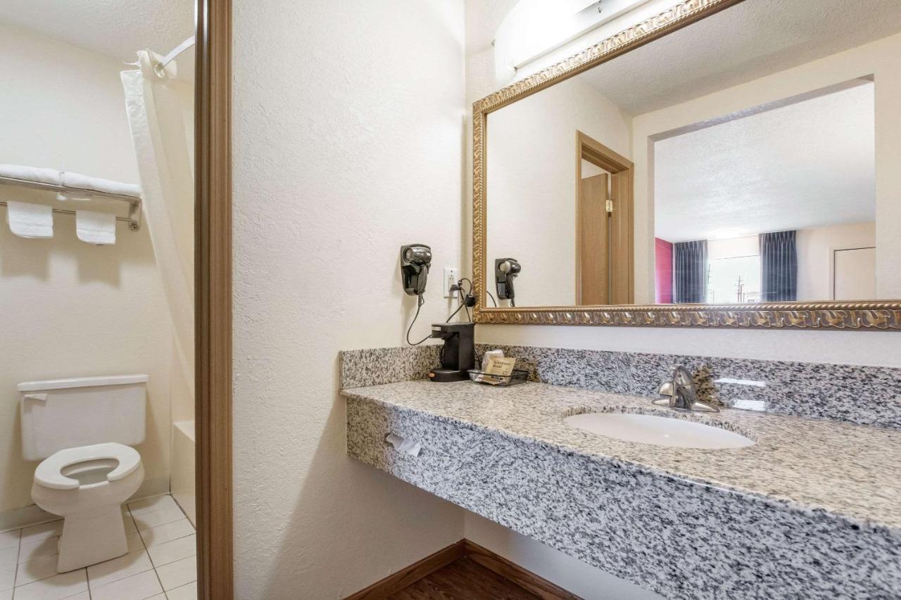 Econo Lodge Cloverdale Екстериор снимка